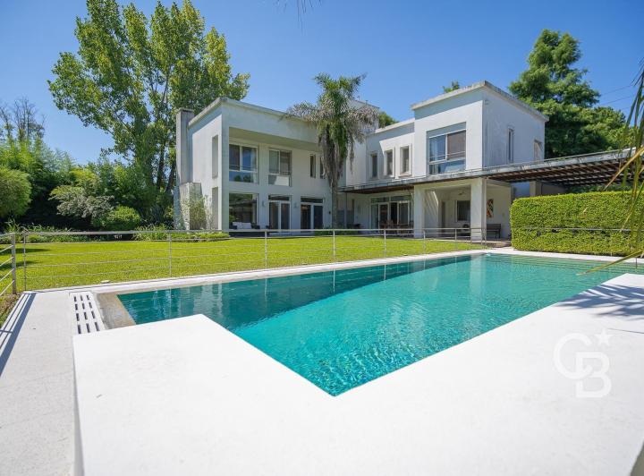 Casa · 350m² · 5 Ambientes · 6 Cocheras