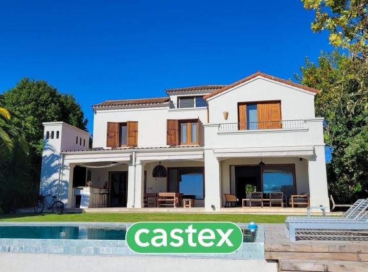 Casa · 472m² · 8 Ambientes · 1 Cochera