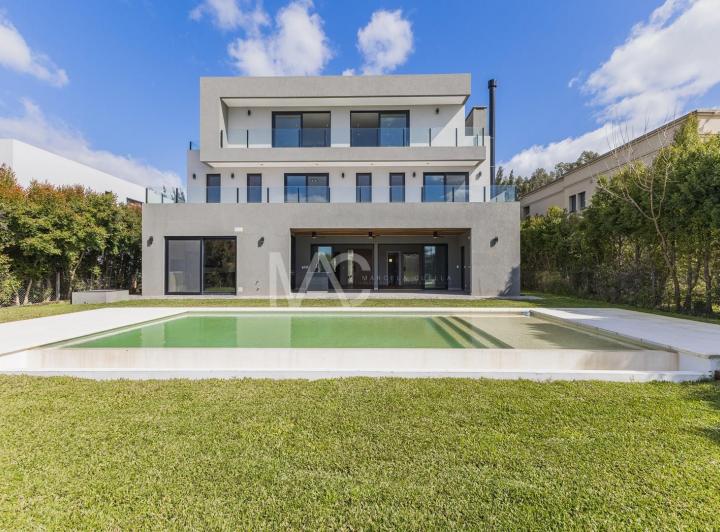 Casa · 448m² · 6 Ambientes · 2 Cocheras