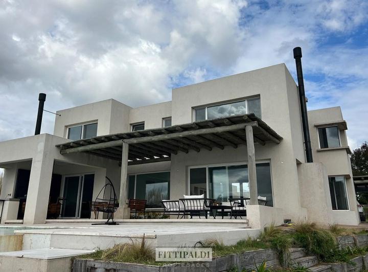Casa · 400m² · 6 Ambientes · 2 Cocheras