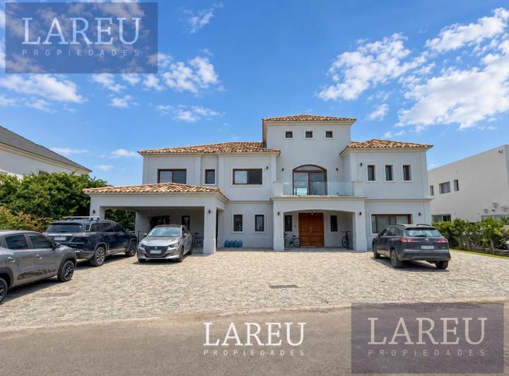 Casa · 483m² · 8 Ambientes · 4 Cocheras