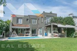 Casa · 395m² · 8 Ambientes · 2 Cocheras