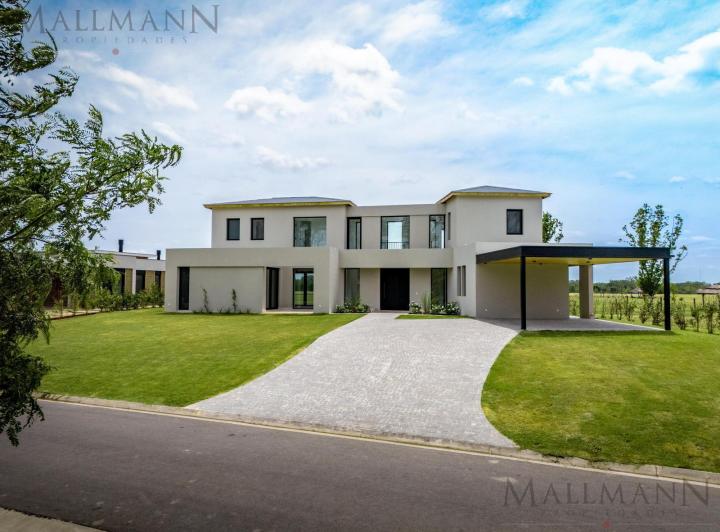 Casa · 322m² · 8 Ambientes · 2 Cocheras