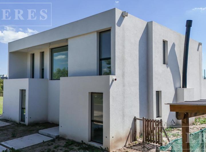 Casa · 250m² · 7 Ambientes · 2 Cocheras