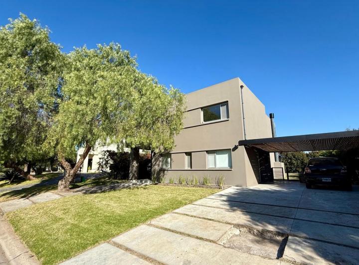 Casa · 220m² · 5 Ambientes · 1 Cochera