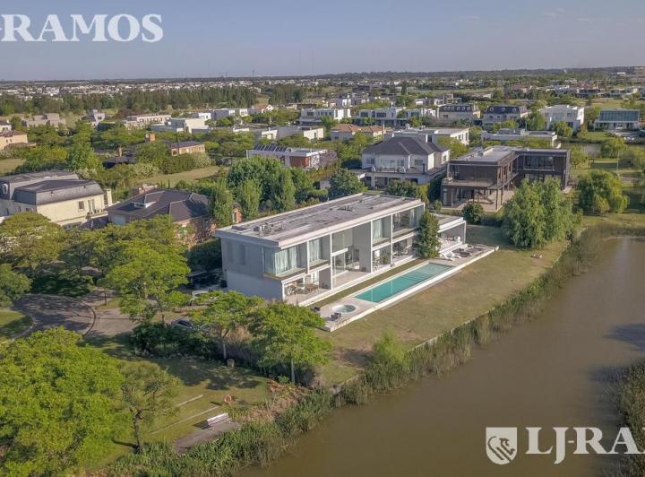 Casa · 890m² · 8 Ambientes · 3 Cocheras