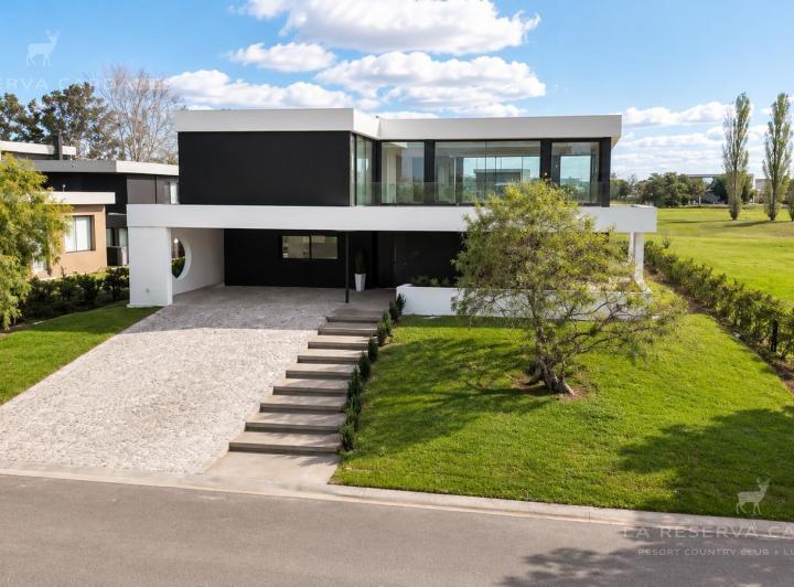 Casa · 363m² · 5 Ambientes · 2 Cocheras