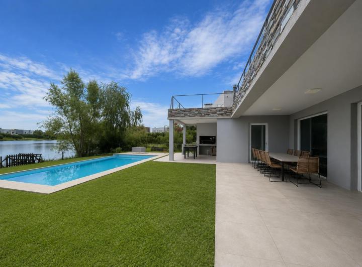 Casa · 240m² · 6 Ambientes · 6 Cocheras