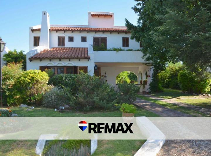 Casa · 200m² · 6 Ambientes · 3 Cocheras