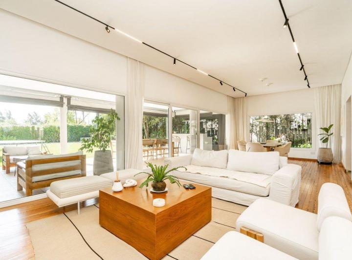 Casa · 279m² · 7 Ambientes · 2 Cocheras