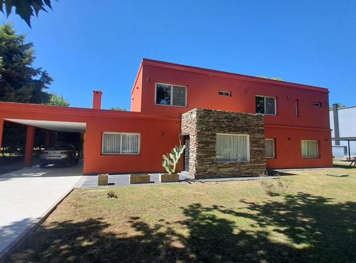 Casa · 200m² · 6 Ambientes · 2 Cocheras