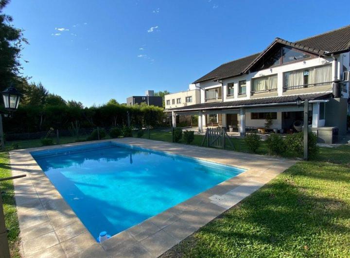 Casa · 277m² · 7 Ambientes · 2 Cocheras