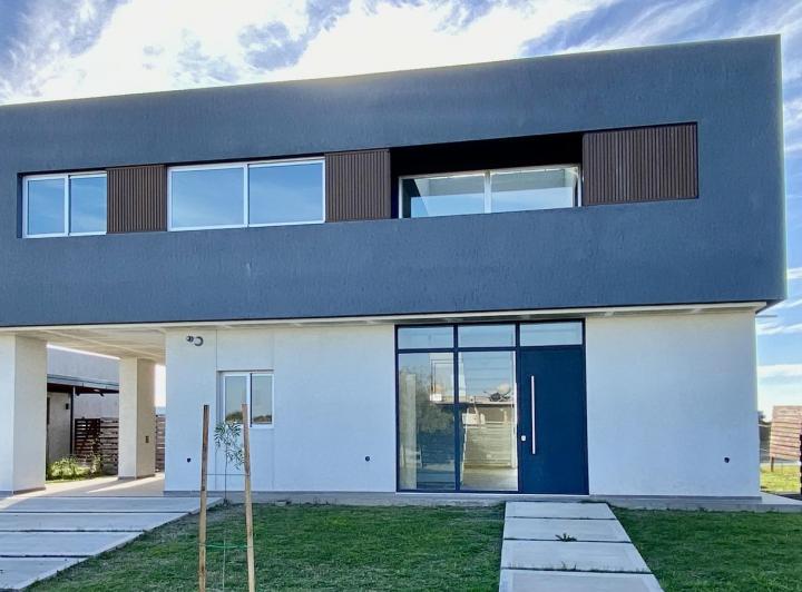 Casa · 220m² · 7 Ambientes · 6 Cocheras