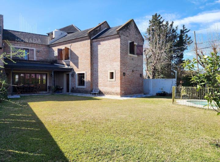 Casa · 260m² · 6 Ambientes · 3 Cocheras