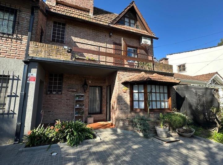Casa · 250m² · 5 Ambientes · 2 Cocheras