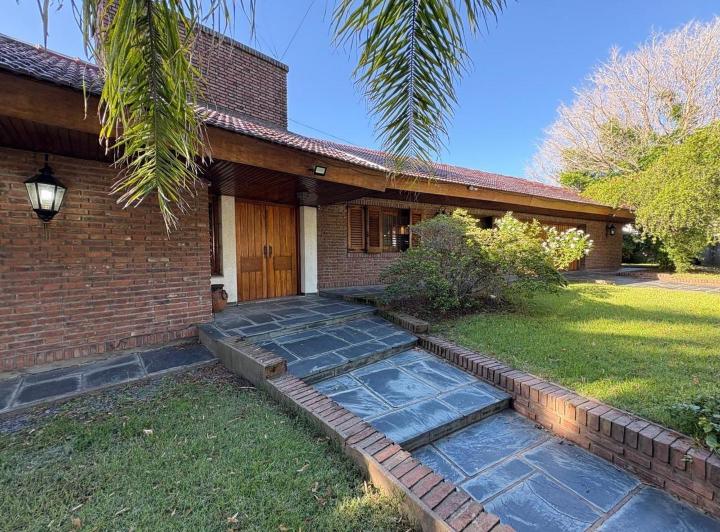 Casa · 340m² · 6 Ambientes · 4 Cocheras