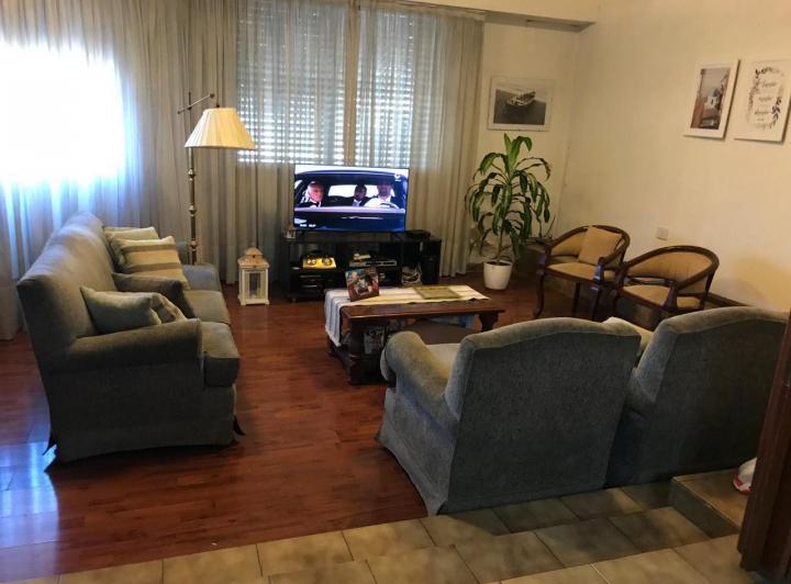 Casa · 230m² · 7 Ambientes · 4 Cocheras