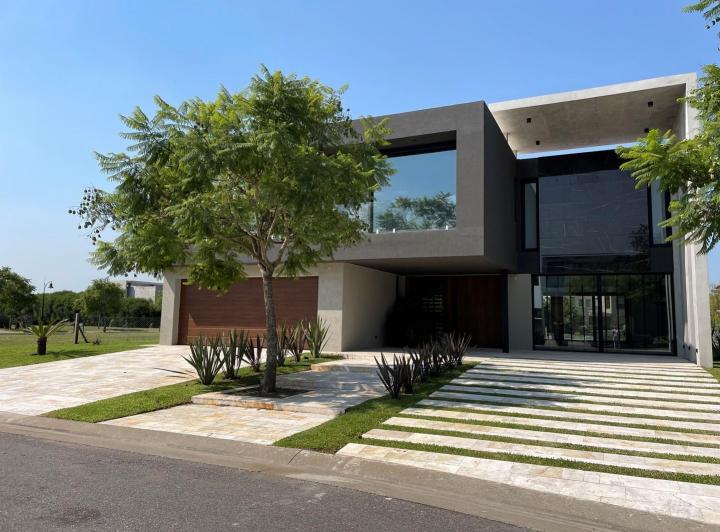 Casa · 590m² · 8 Ambientes · 2 Cocheras