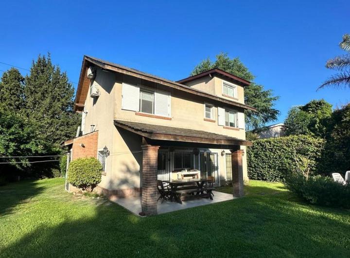 Casa · 220m² · 5 Ambientes · 2 Cocheras