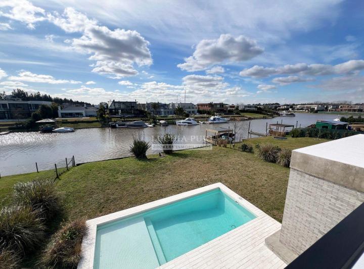 Casa · 368m² · 5 Ambientes · 2 Cocheras