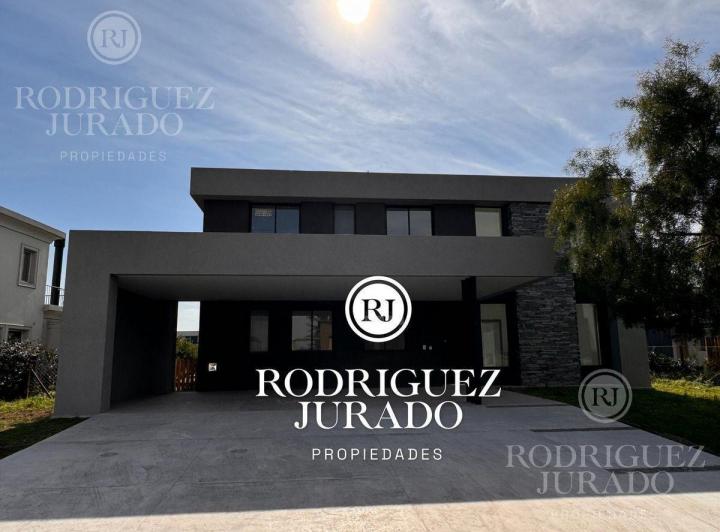 Casa · 245m² · 5 Ambientes · 2 Cocheras