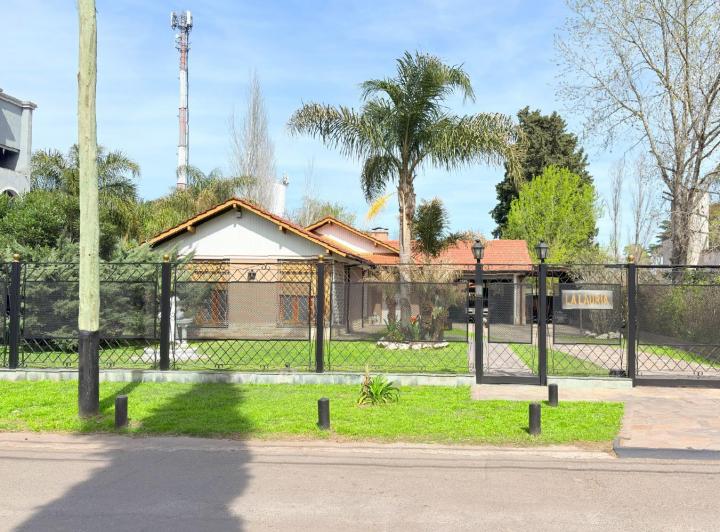 Casa · 400m² · 8 Ambientes · 4 Cocheras