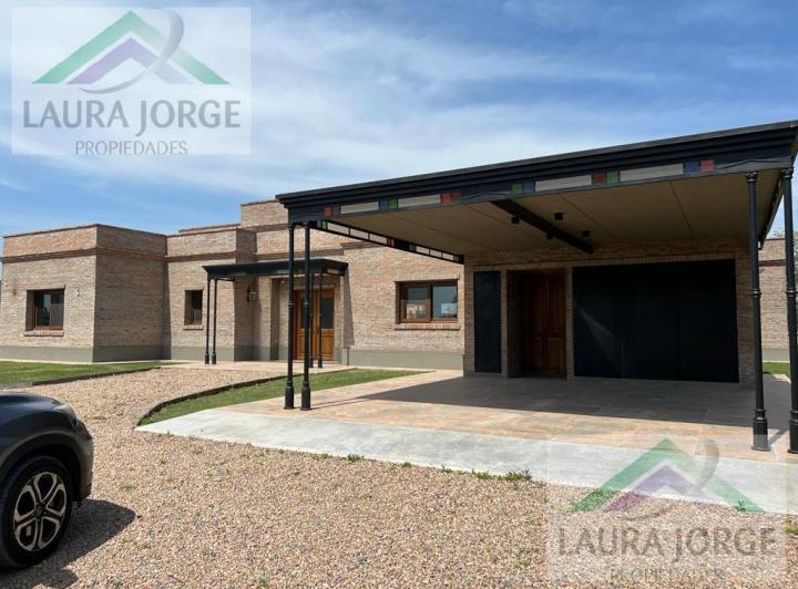 Casa · 238m² · 5 Ambientes · 2 Cocheras