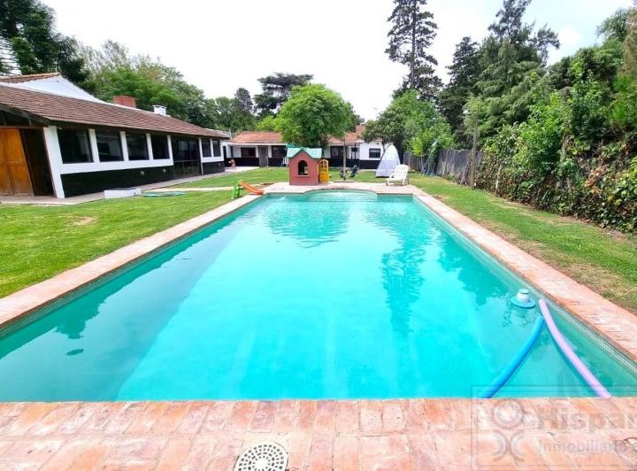Casa · 260m² · 8 Ambientes · 1 Cochera
