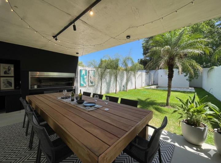 Casa · 363m² · 6 Ambientes · 2 Cocheras