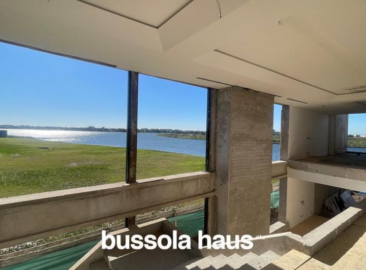 Casa · 660m² · 8 Ambientes · 2 Cocheras