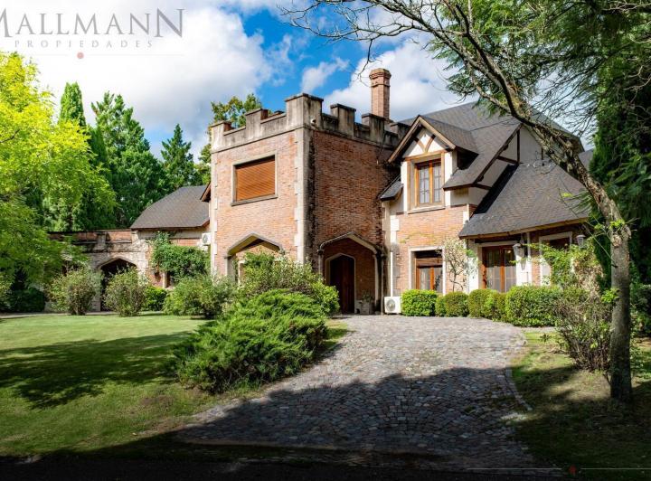 Casa · 600m² · 6 Dormitorios · 1 Cochera