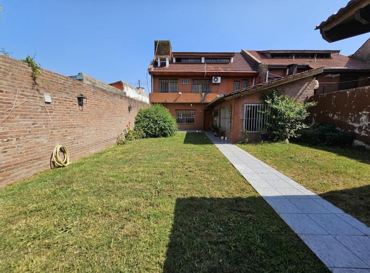 Casa · 400m² · 7 Ambientes · 2 Cocheras