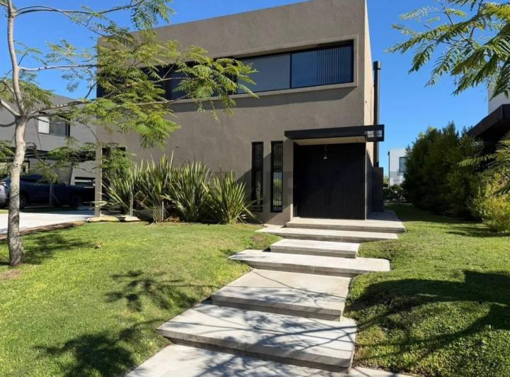 Casa · 202m² · 4 Ambientes · 3 Cocheras