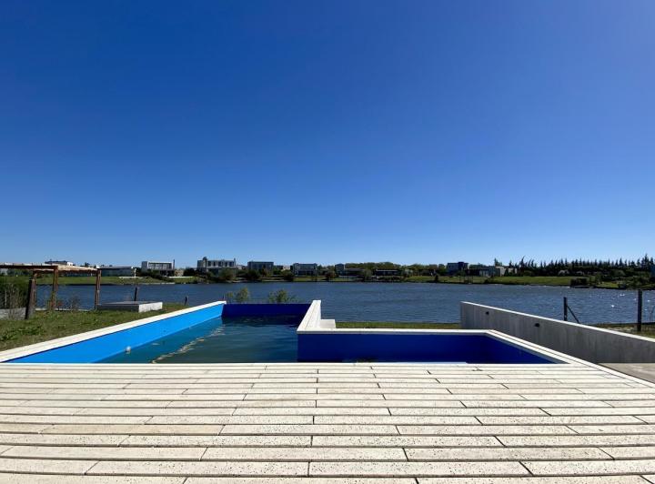 Casa · 182m² · 6 Ambientes · 4 Cocheras
