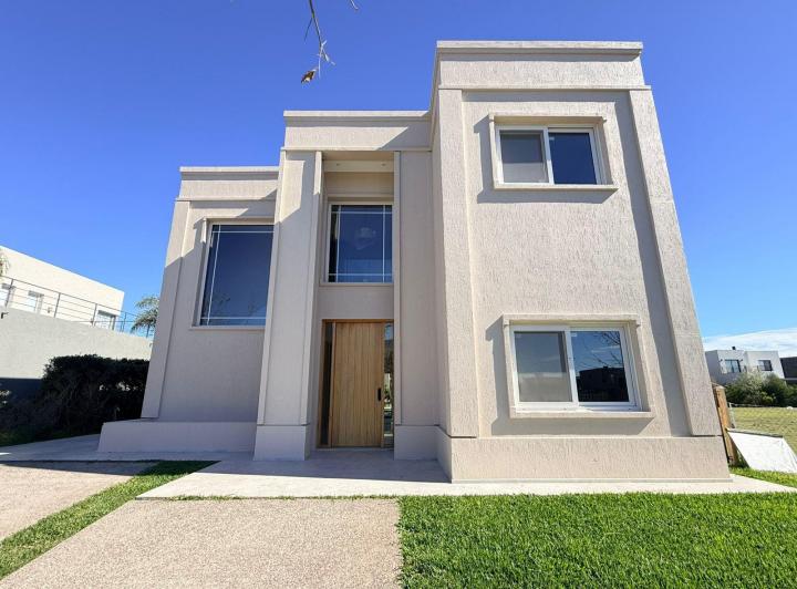 Casa · 267m² · 6 Ambientes · 4 Cocheras