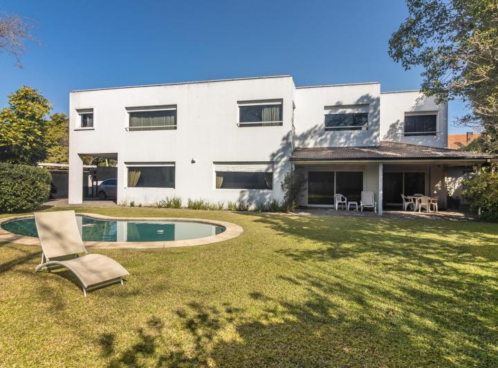 Casa · 382m² · 10 Ambientes · 4 Cocheras