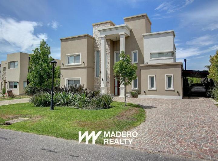Casa · 250m² · 5 Ambientes · 1 Cochera