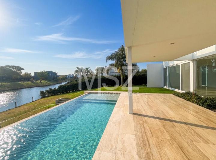 Casa · 382m² · 9 Ambientes · 2 Cocheras