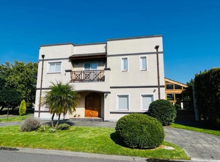 Casa · 310m² · 5 Ambientes · 6 Cocheras