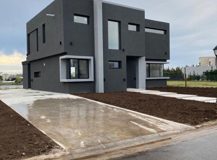 Casa · 180m² · 5 Ambientes · 4 Cocheras
