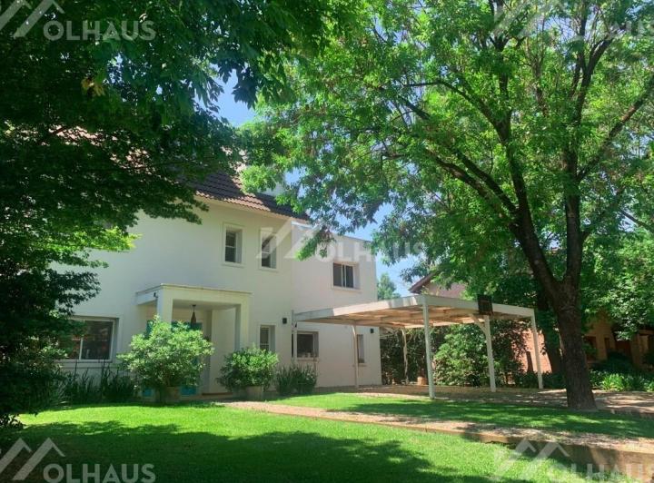 Casa · 247m² · 5 Ambientes · 1 Cochera