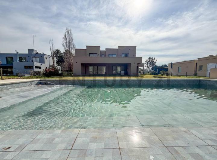 Casa · 360m² · 6 Ambientes · 3 Cocheras