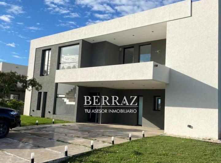 Casa · 205m² · 5 Ambientes · 4 Cocheras