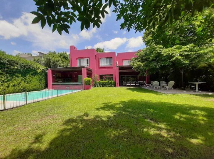Casa · 300m² · 5 Ambientes · 3 Cocheras