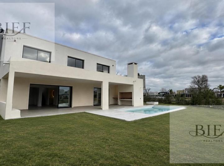 Casa · 270m² · 5 Ambientes · 4 Cocheras