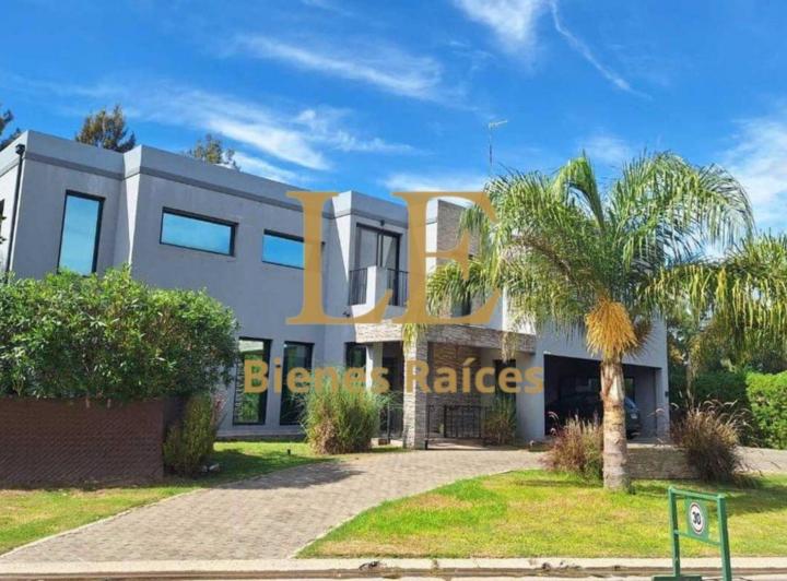 Casa · 270m² · 5 Ambientes · 5 Cocheras