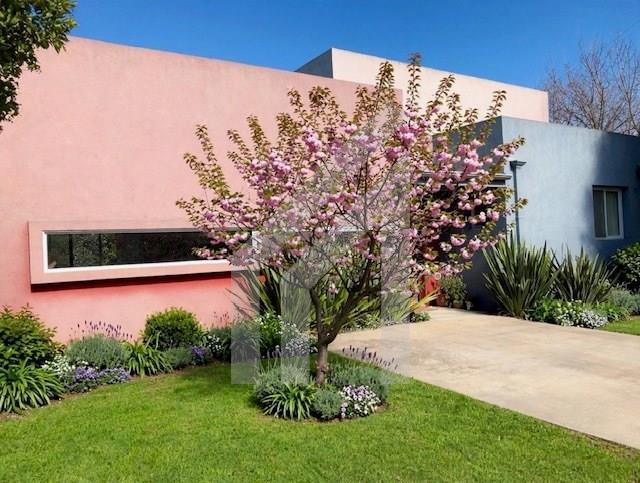 Casa · 252m² · 6 Ambientes · 3 Cocheras