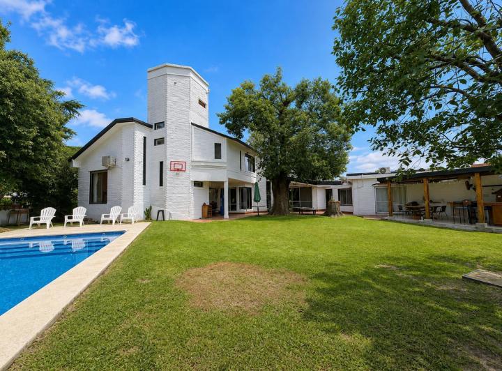 Casa · 300m² · 6 Ambientes · 4 Cocheras