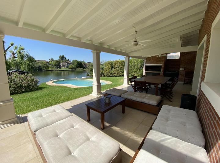 Casa · 400m² · 5 Ambientes · 2 Cocheras