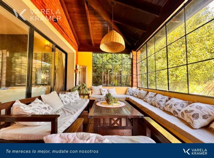 Casa · 255m² · 8 Ambientes · 3 Cocheras